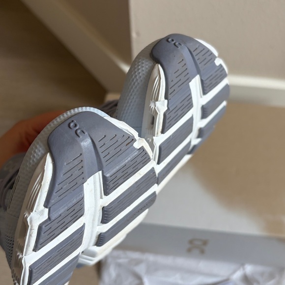 EUC on cloud 5 heather/fossil size 5.5 with original box and extra laces - Picture 13 of 16